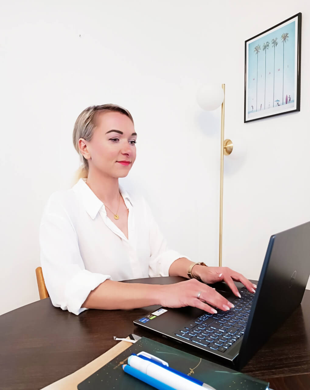 Webdesignerin Franziska Hain am Laptop